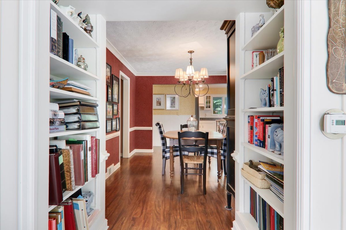 17 Sunset Road, Bloomington, IL 61701