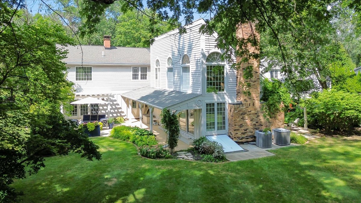 17 Sunset Road, Bloomington, IL 61701