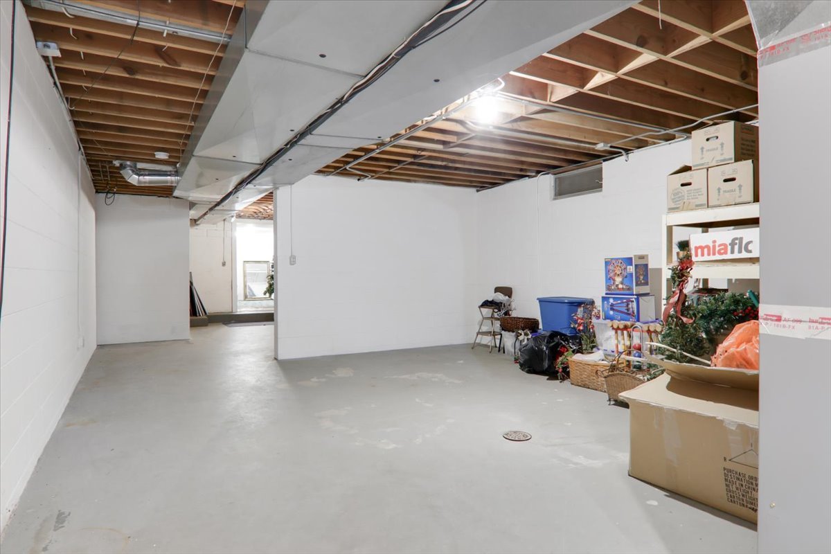 17 Sunset Road, Bloomington, IL 61701