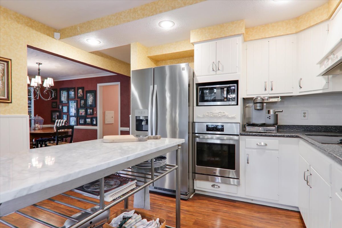 17 Sunset Road, Bloomington, IL 61701