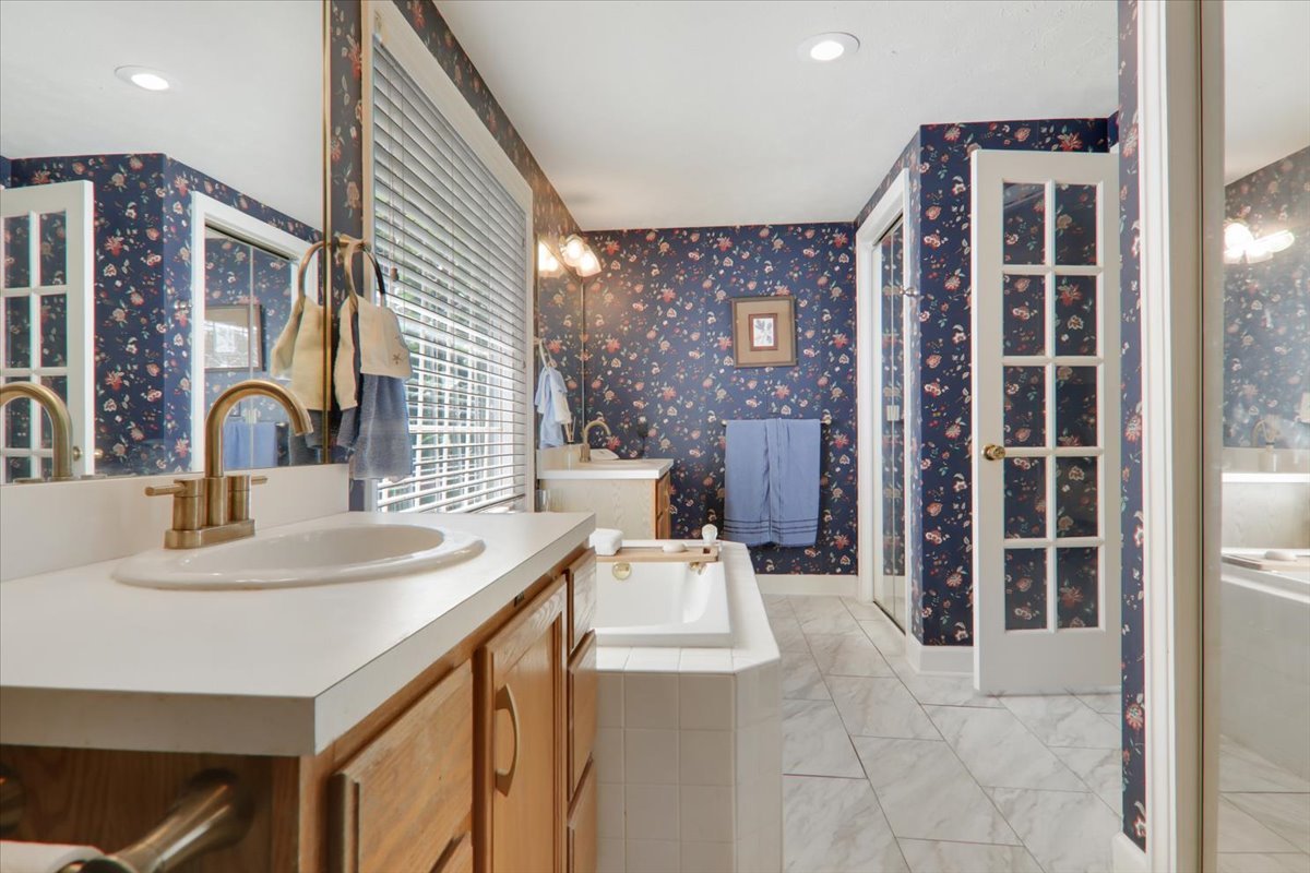 17 Sunset Road, Bloomington, IL 61701