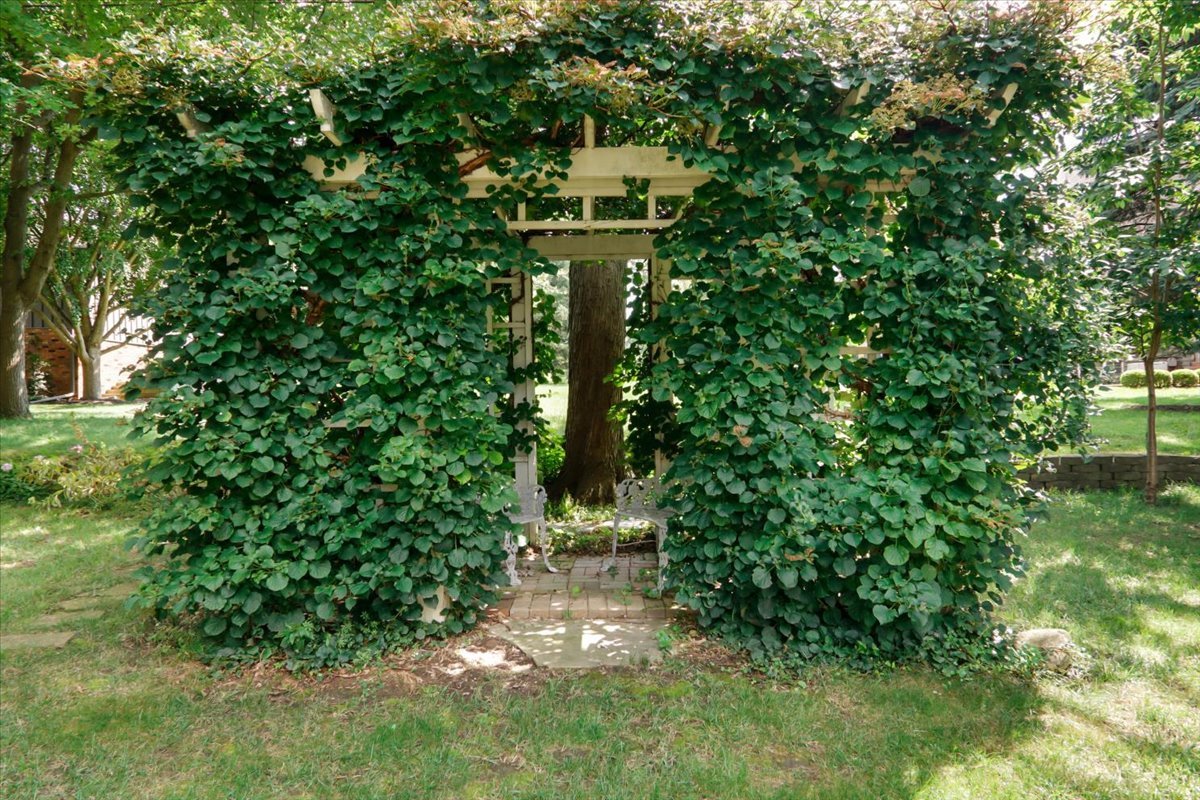 17 Sunset Road, Bloomington, IL 61701