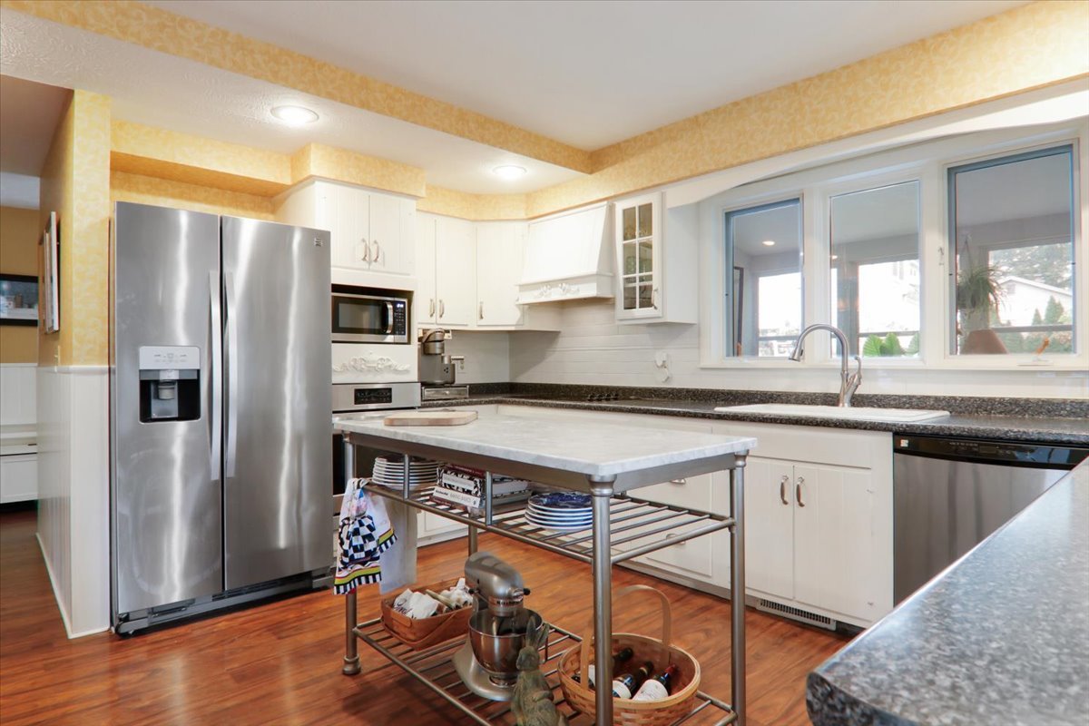 17 Sunset Road, Bloomington, IL 61701