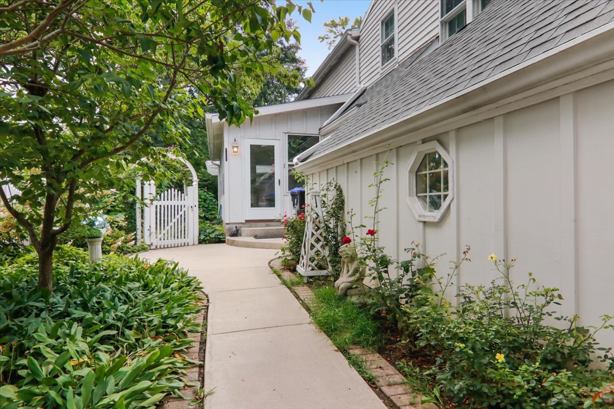 17 Sunset Road, Bloomington, IL 61701