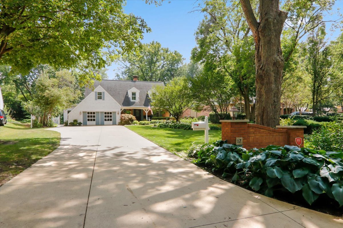 17 Sunset Road, Bloomington, IL 61701