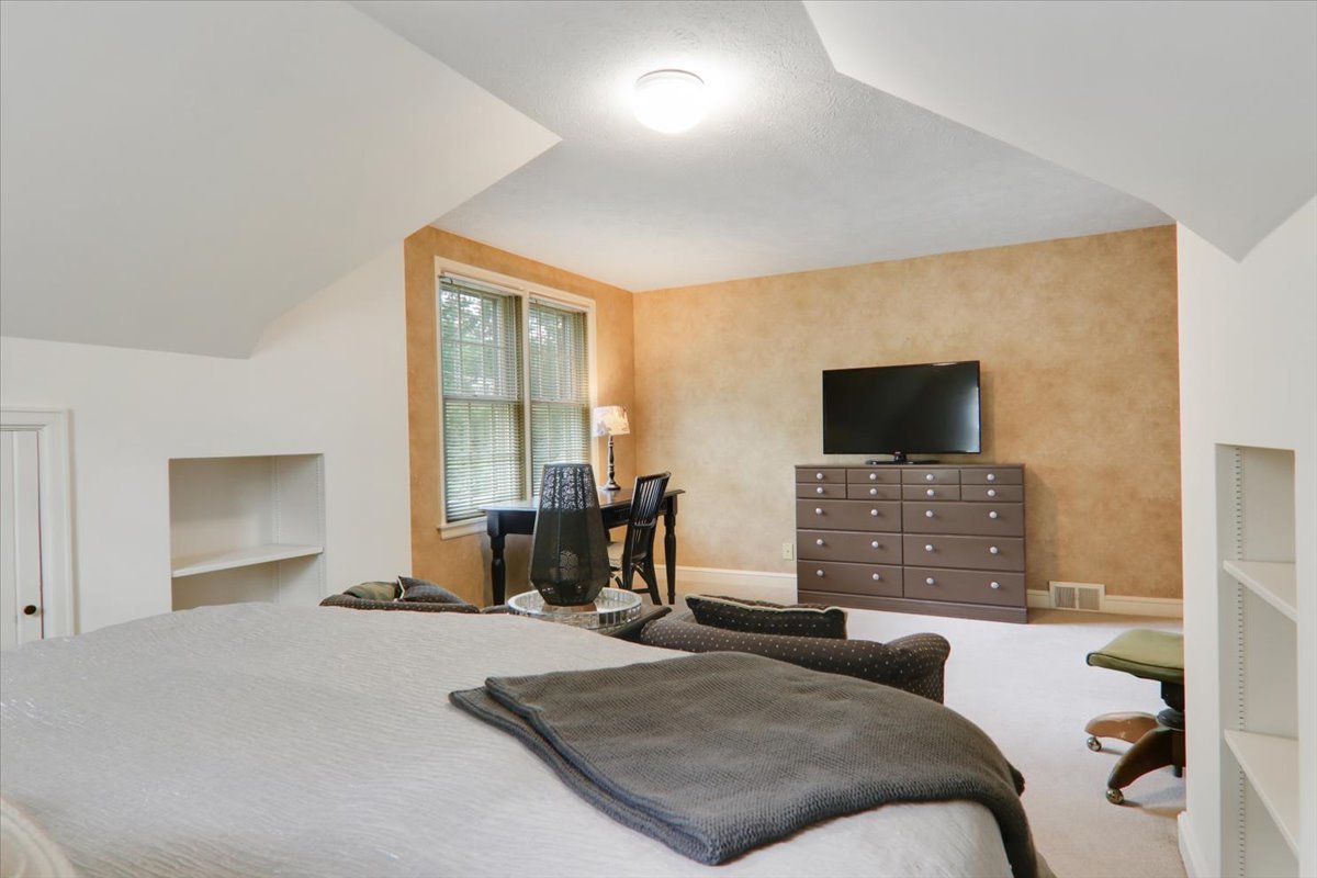 17 Sunset Road, Bloomington, IL 61701