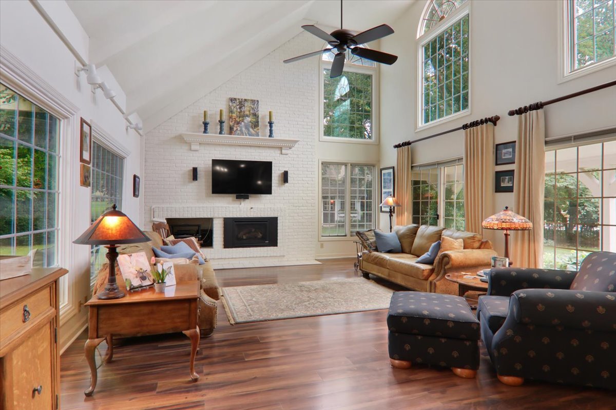 17 Sunset Road, Bloomington, IL 61701