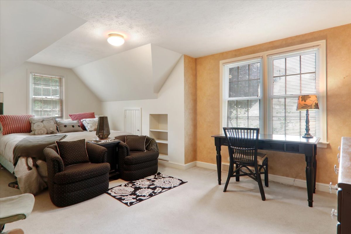 17 Sunset Road, Bloomington, IL 61701