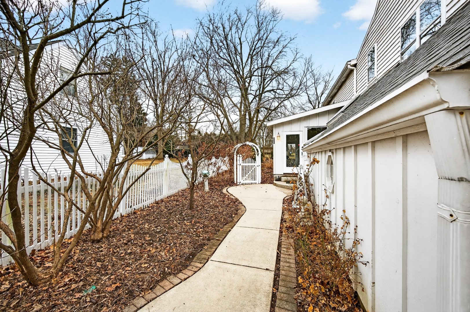 17 Sunset Road, Bloomington, IL 61701