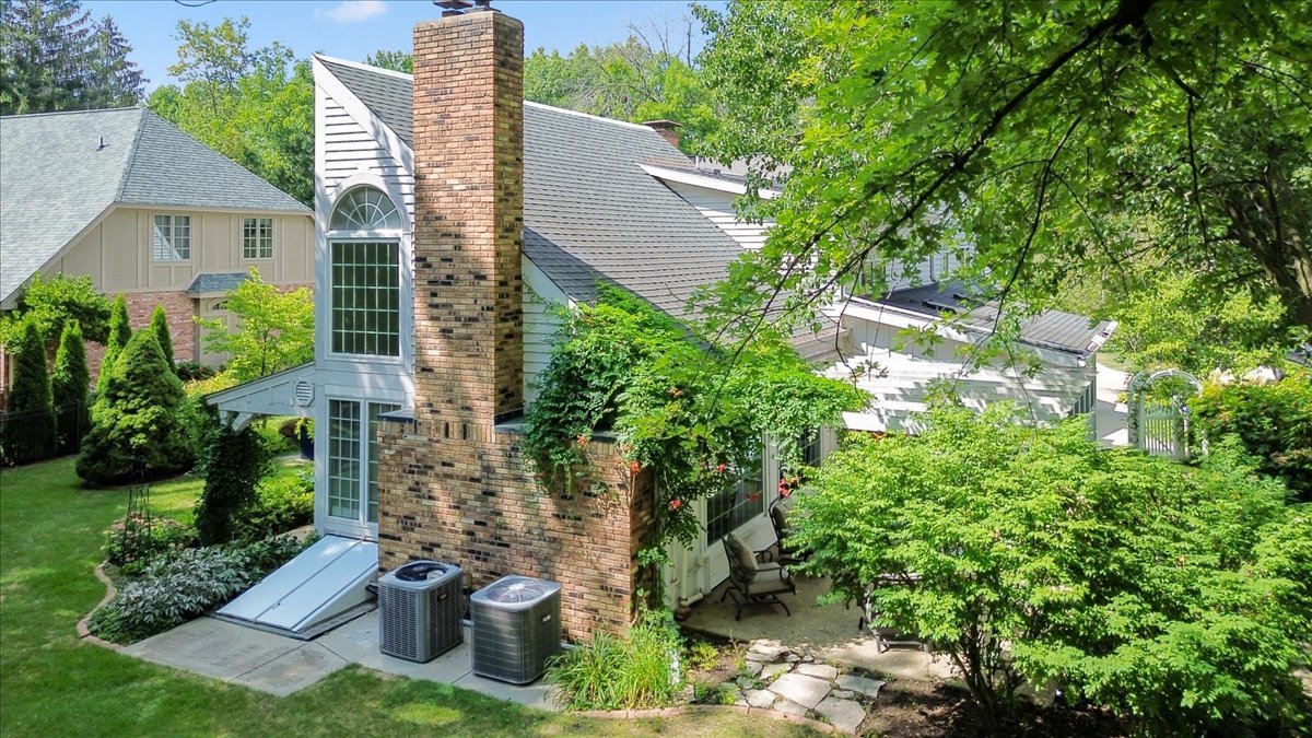 17 Sunset Road, Bloomington, IL 61701