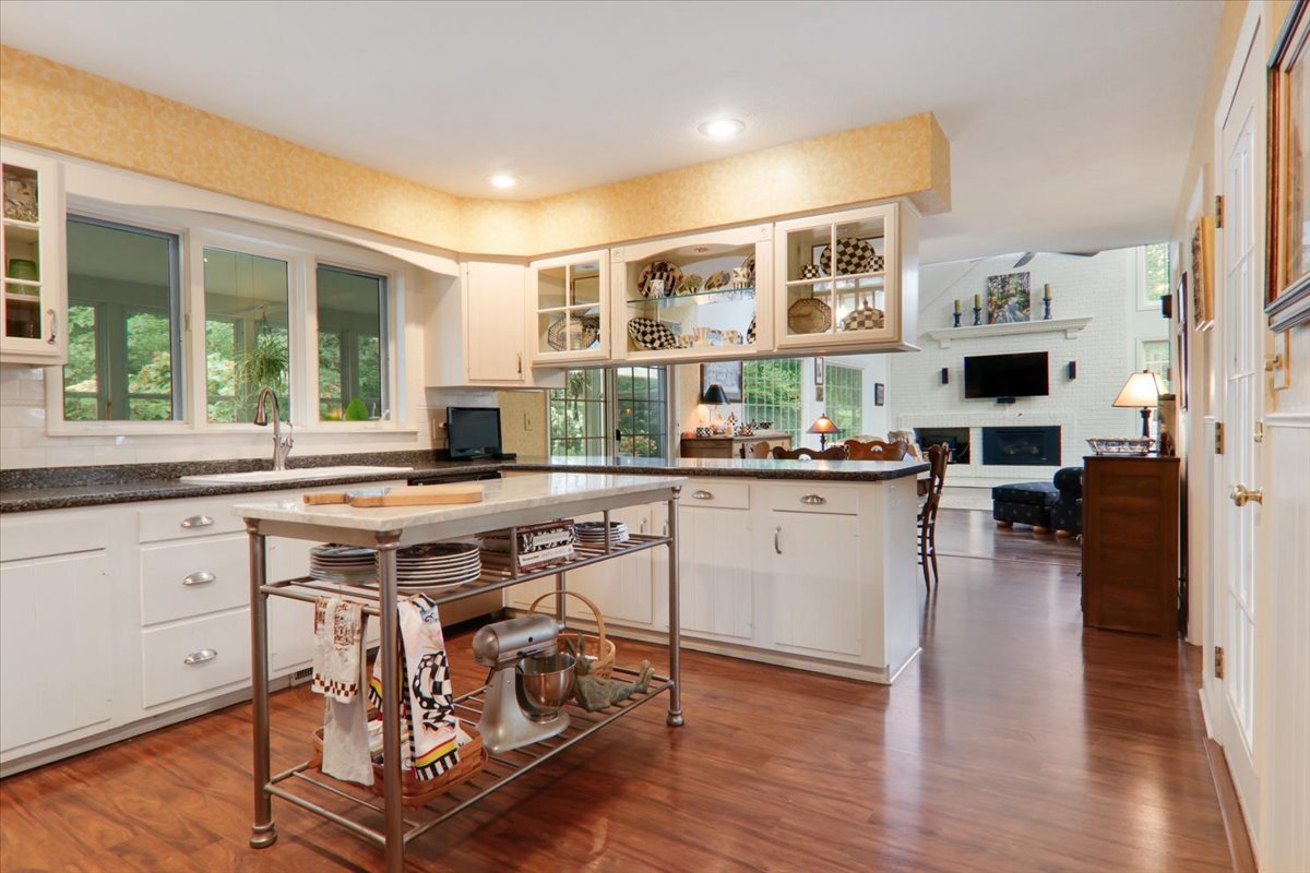 17 Sunset Road, Bloomington, IL 61701