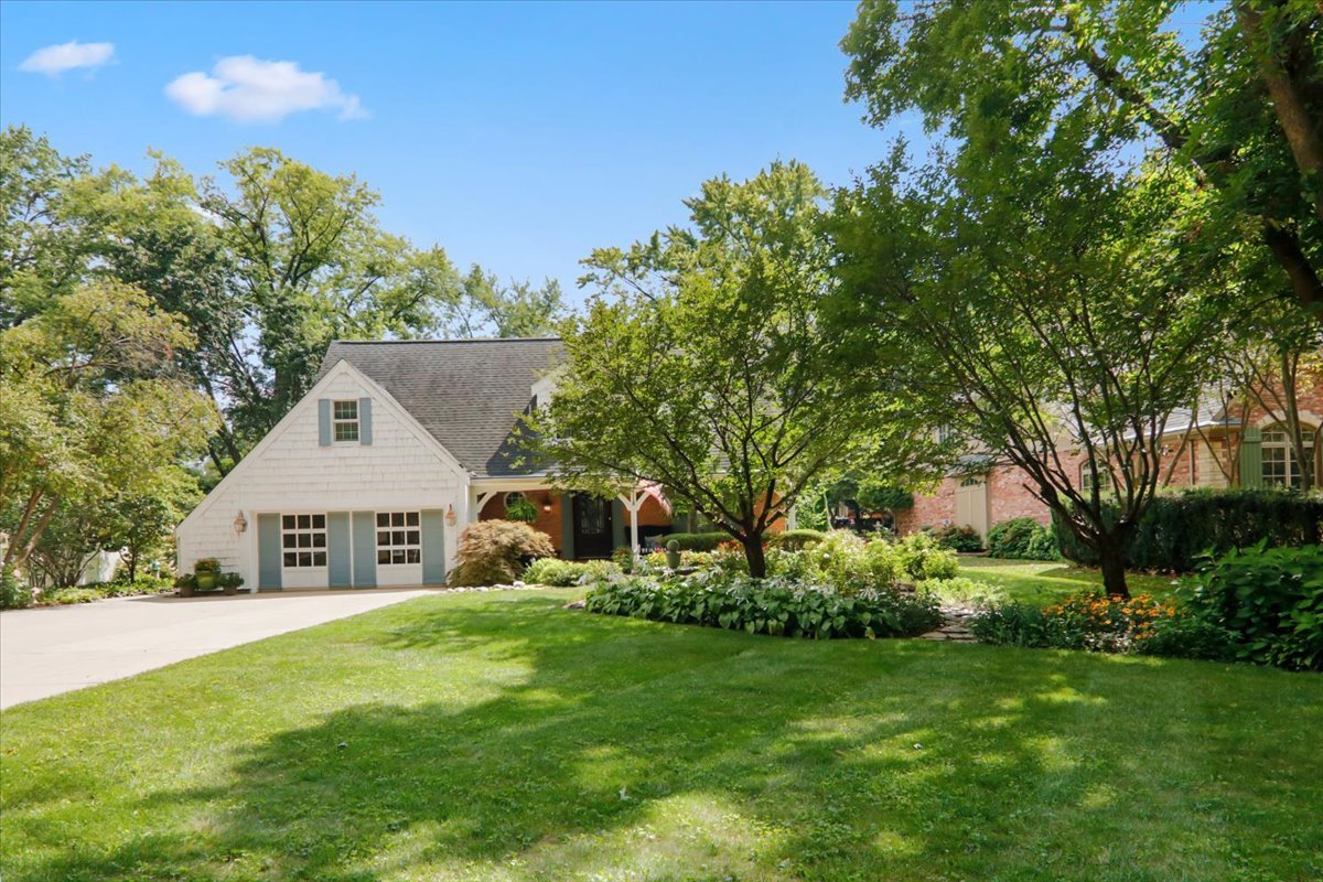 17 Sunset Road, Bloomington, IL 61701