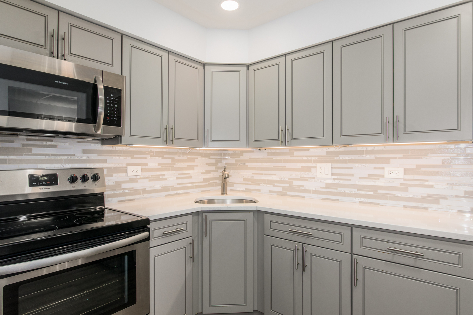 9395 Landings Lane #302, Des Plaines, IL 60016
