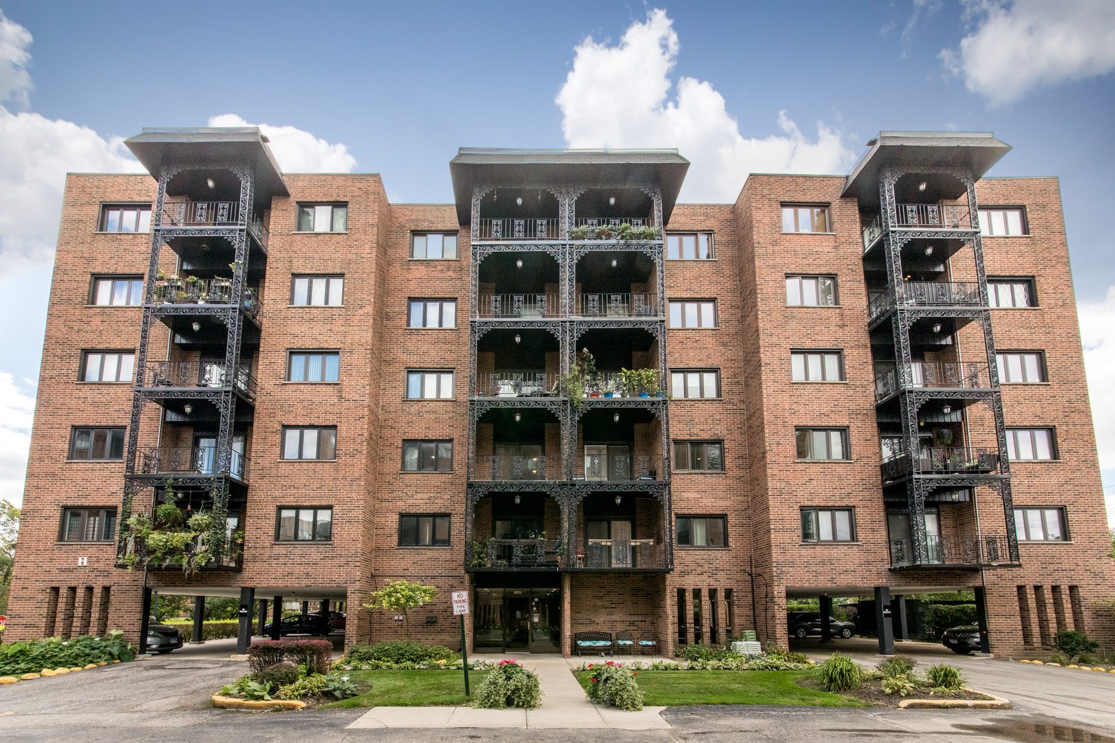 9395 Landings Lane #302, Des Plaines, IL 60016