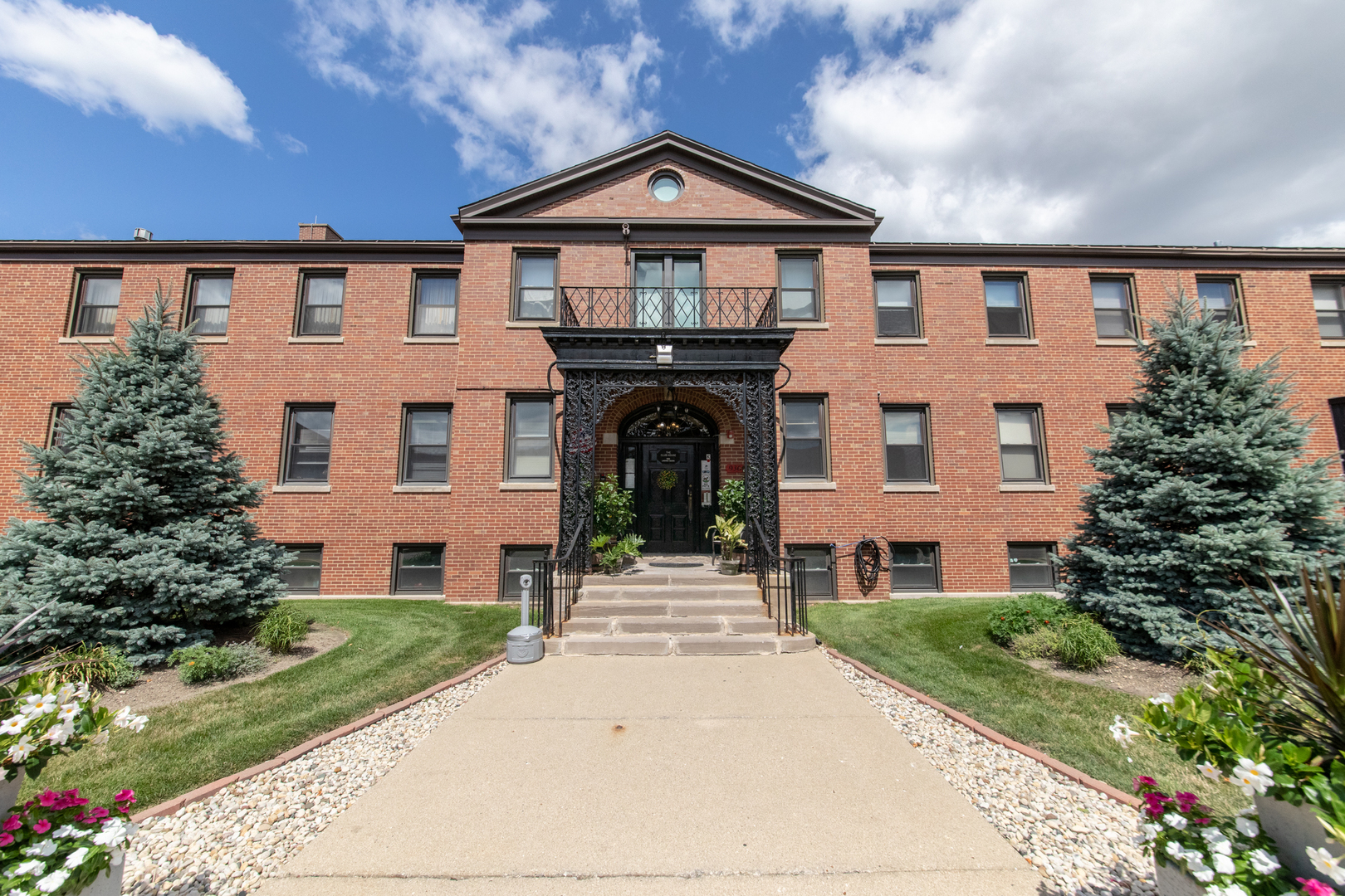 9395 Landings Lane #302, Des Plaines, IL 60016
