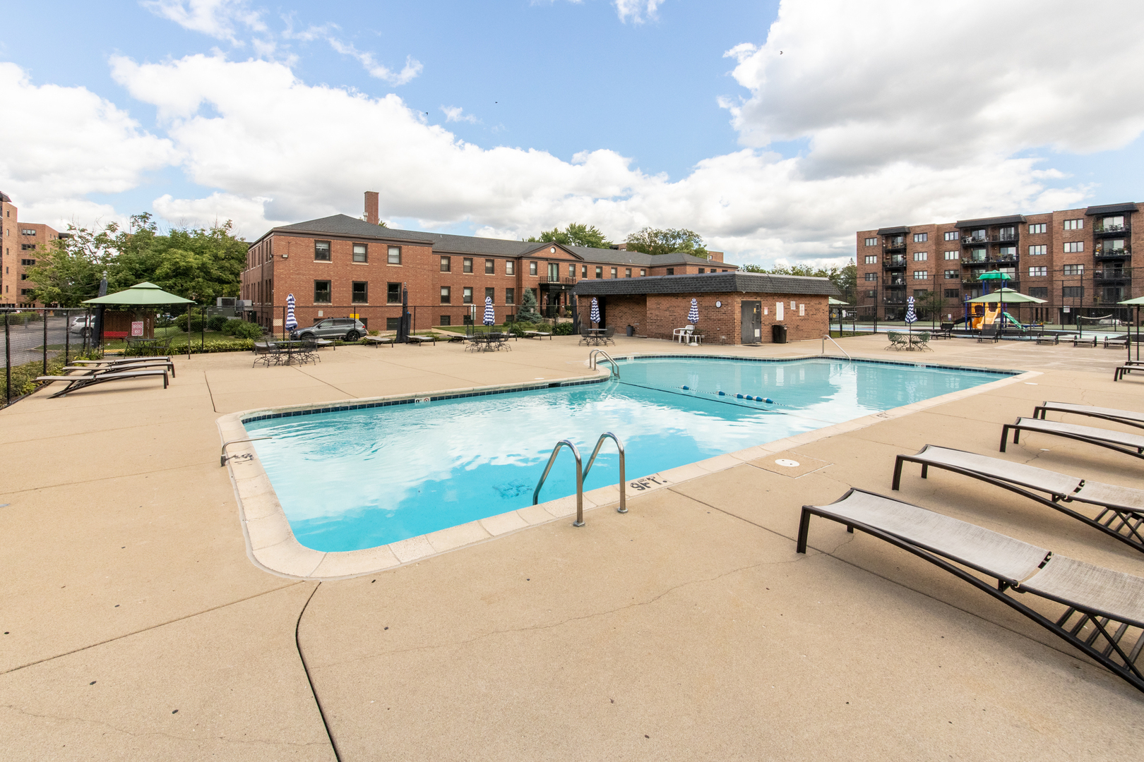 9395 Landings Lane #302, Des Plaines, IL 60016