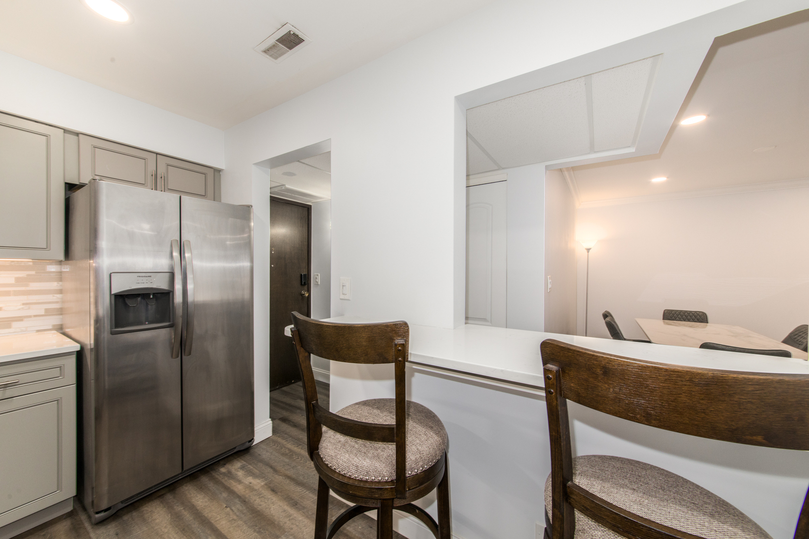 9395 Landings Lane #302, Des Plaines, IL 60016