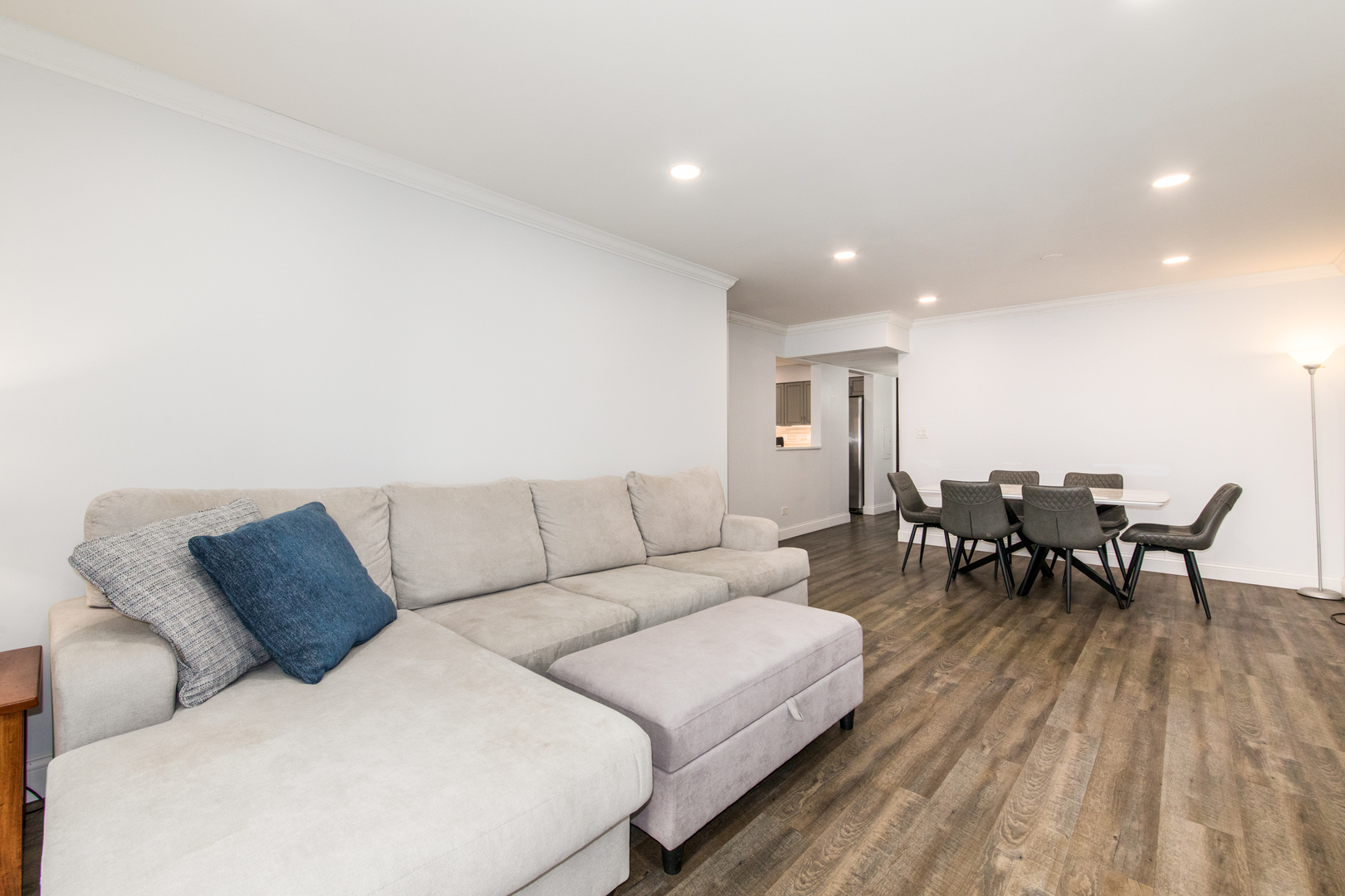 9395 Landings Lane #302, Des Plaines, IL 60016