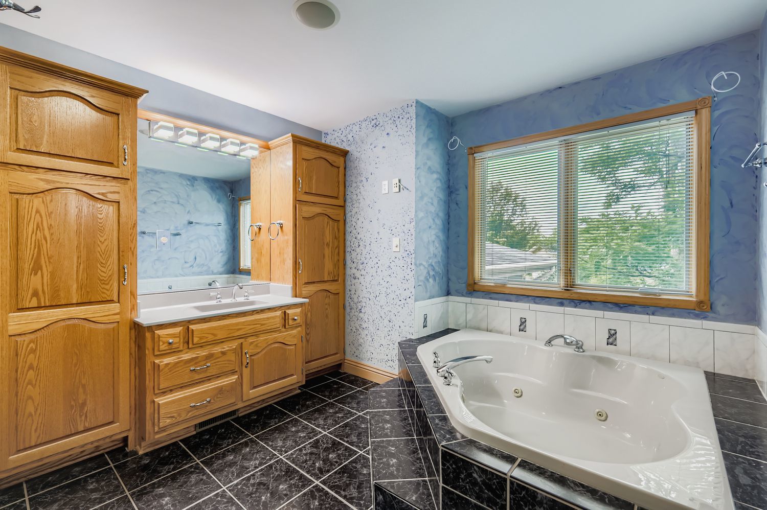 5904 Elm Street, Lisle, IL 60532