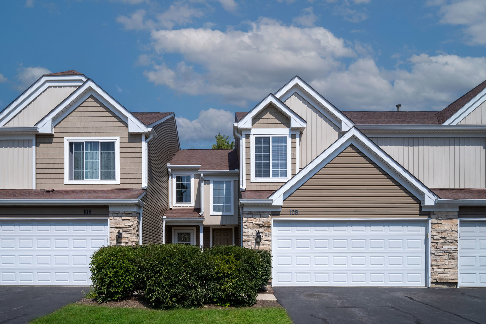 108 Cambridge Avenue, Streamwood, IL 60107