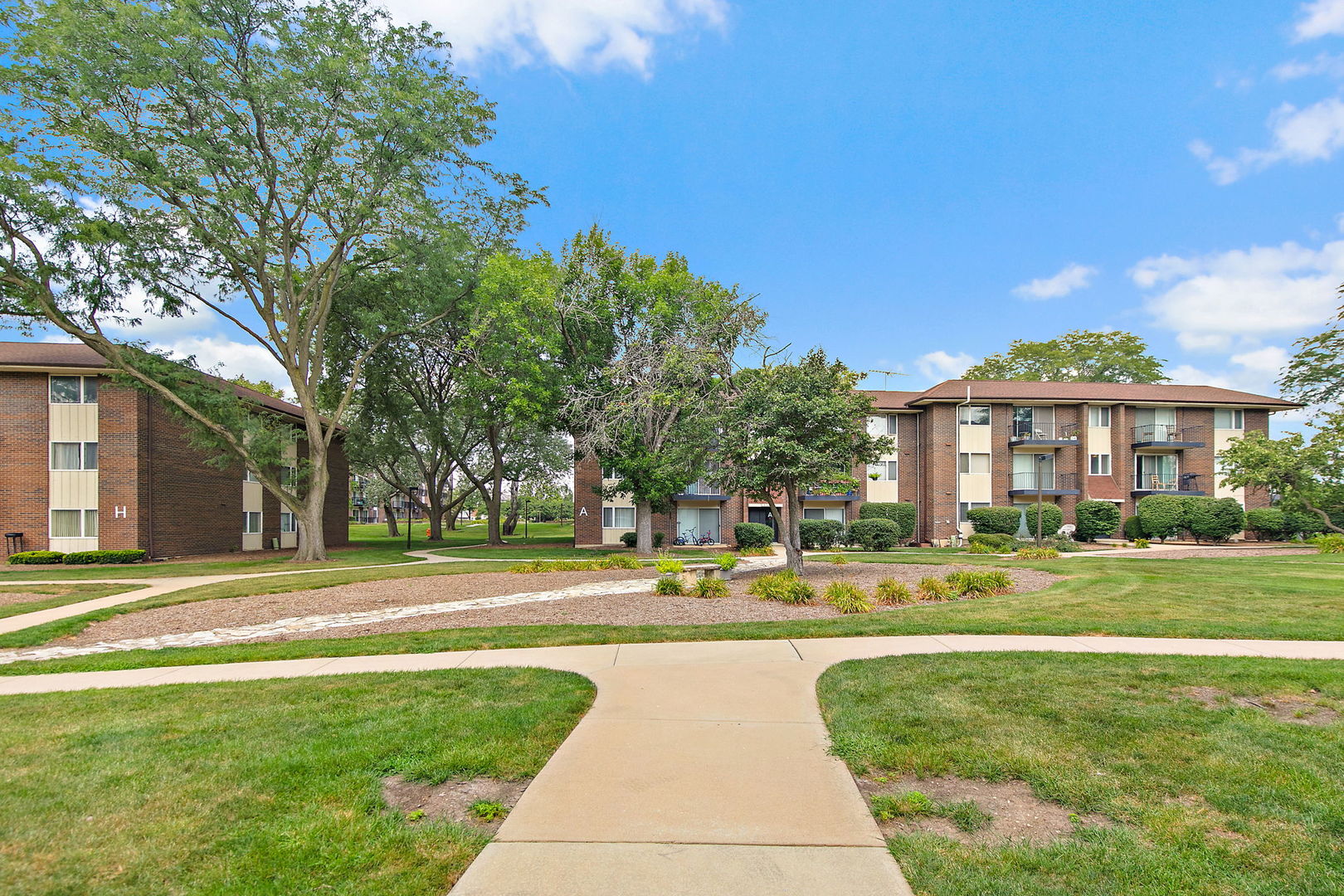 5s100 Pebblewood Lane #E6, Naperville, IL 60563
