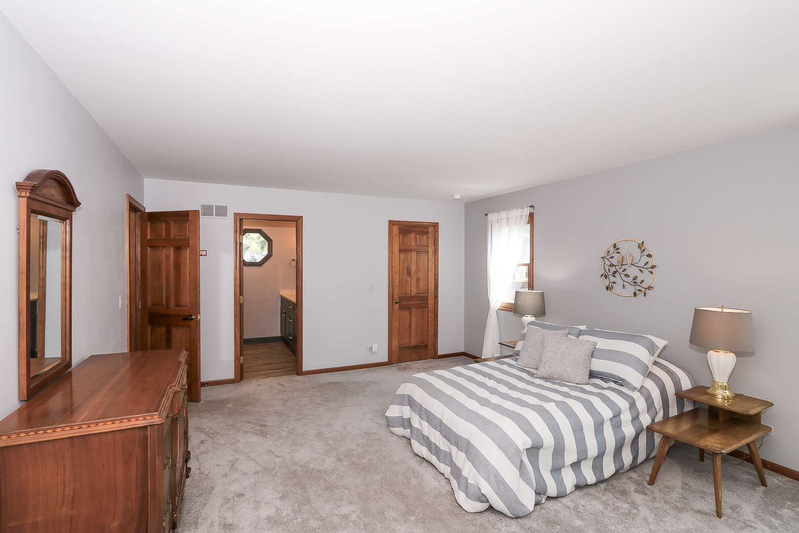 135 Richmond Court, Roselle, IL 60172