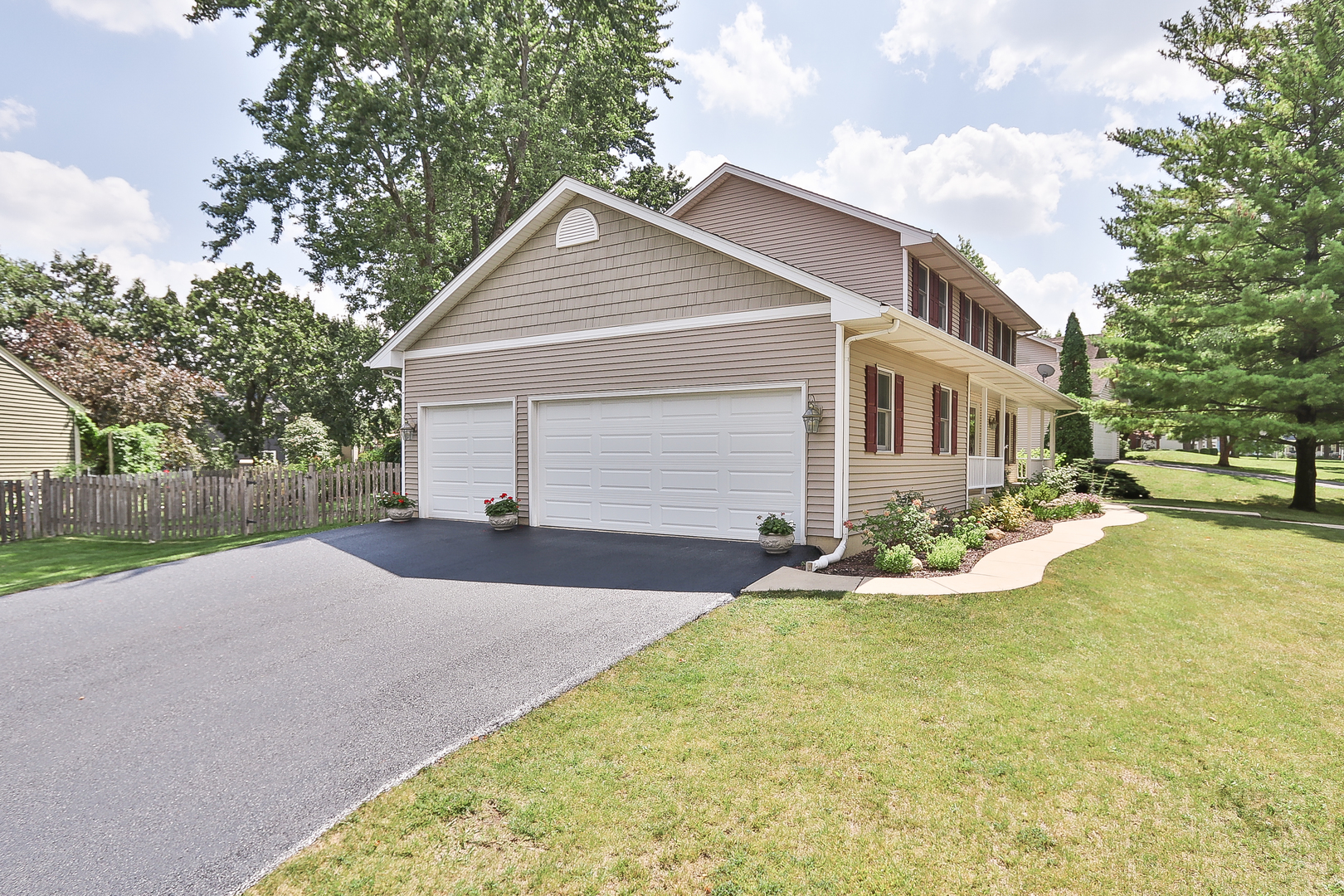 135 Richmond Court, Roselle, IL 60172
