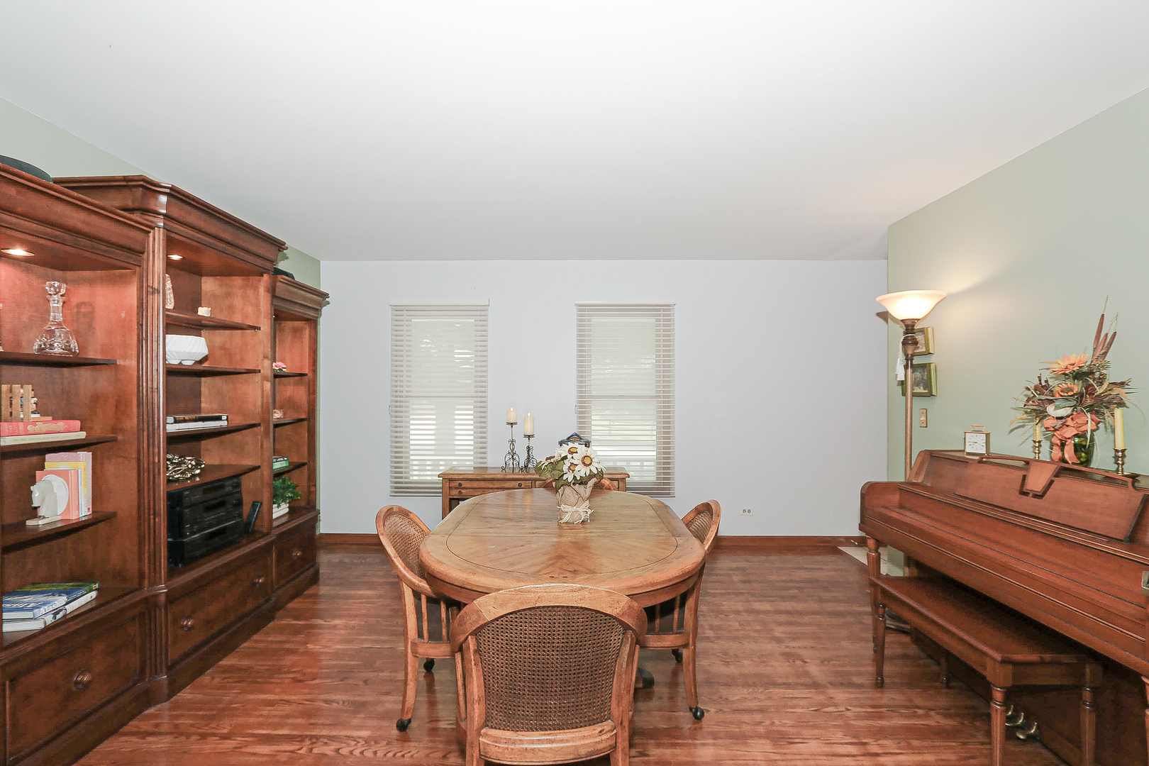 135 Richmond Court, Roselle, IL 60172