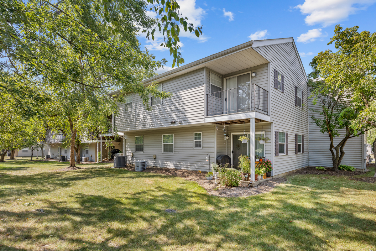 47 GANT Circle #E, Streamwood, IL 60107