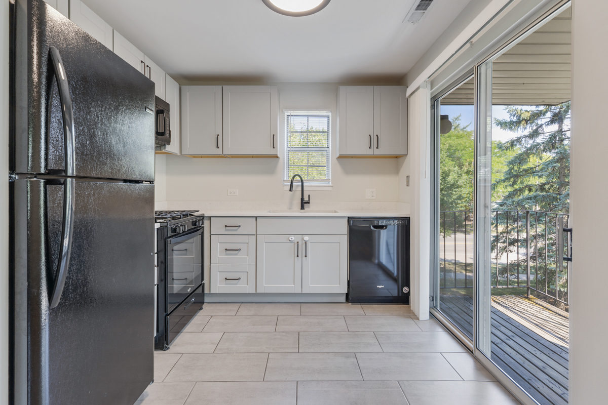 47 GANT Circle #E, Streamwood, IL 60107