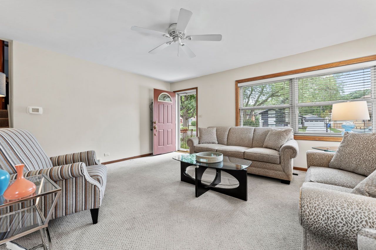 709 N Eastwood Avenue, Mount Prospect, IL 60056