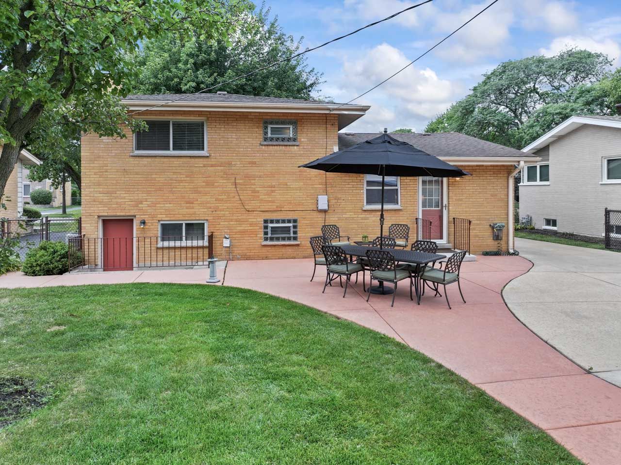 709 N Eastwood Avenue, Mount Prospect, IL 60056