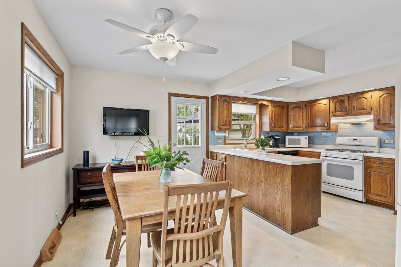 709 N Eastwood Avenue, Mount Prospect, IL 60056