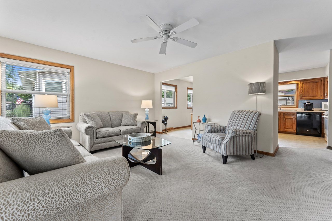 709 N Eastwood Avenue, Mount Prospect, IL 60056