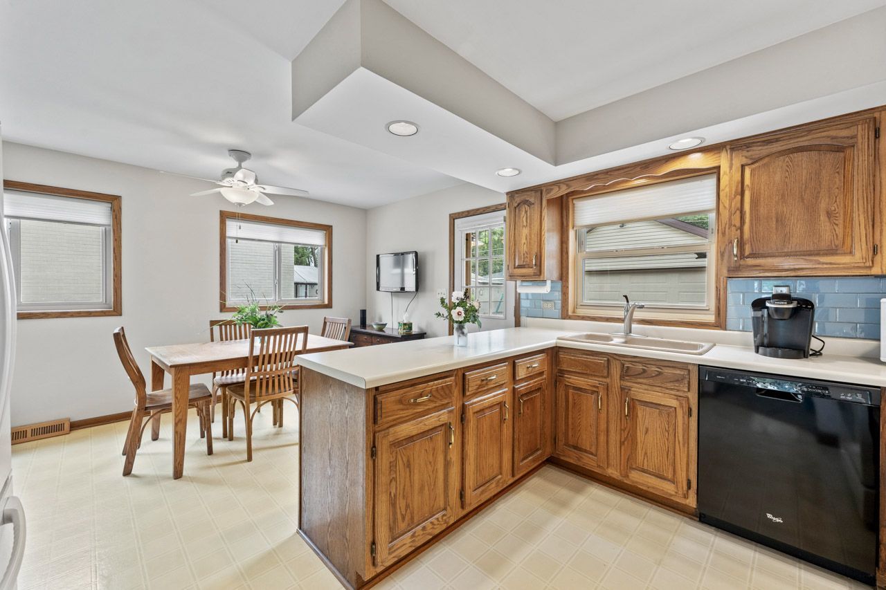 709 N Eastwood Avenue, Mount Prospect, IL 60056