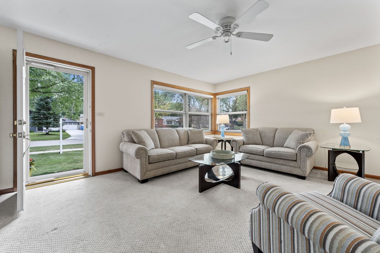 709 N Eastwood Avenue, Mount Prospect, IL 60056