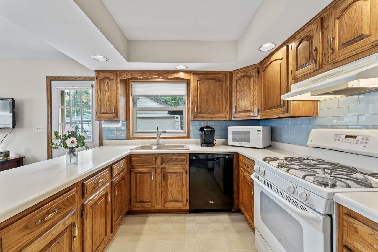 709 N Eastwood Avenue, Mount Prospect, IL 60056