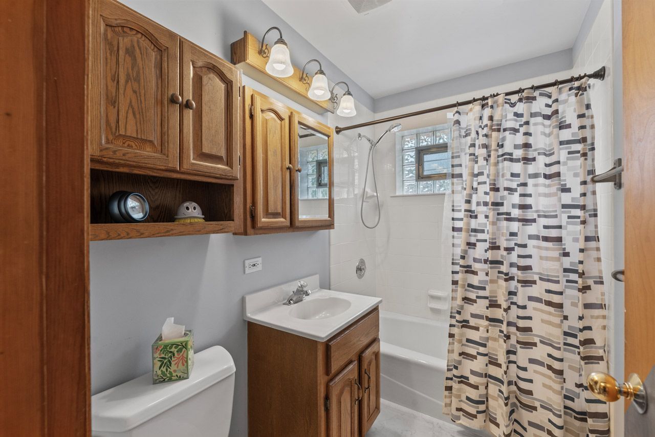 709 N Eastwood Avenue, Mount Prospect, IL 60056