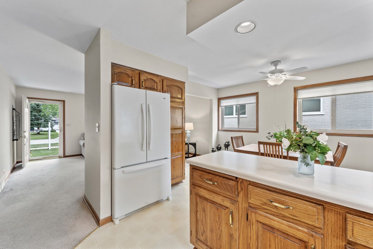 709 N Eastwood Avenue, Mount Prospect, IL 60056