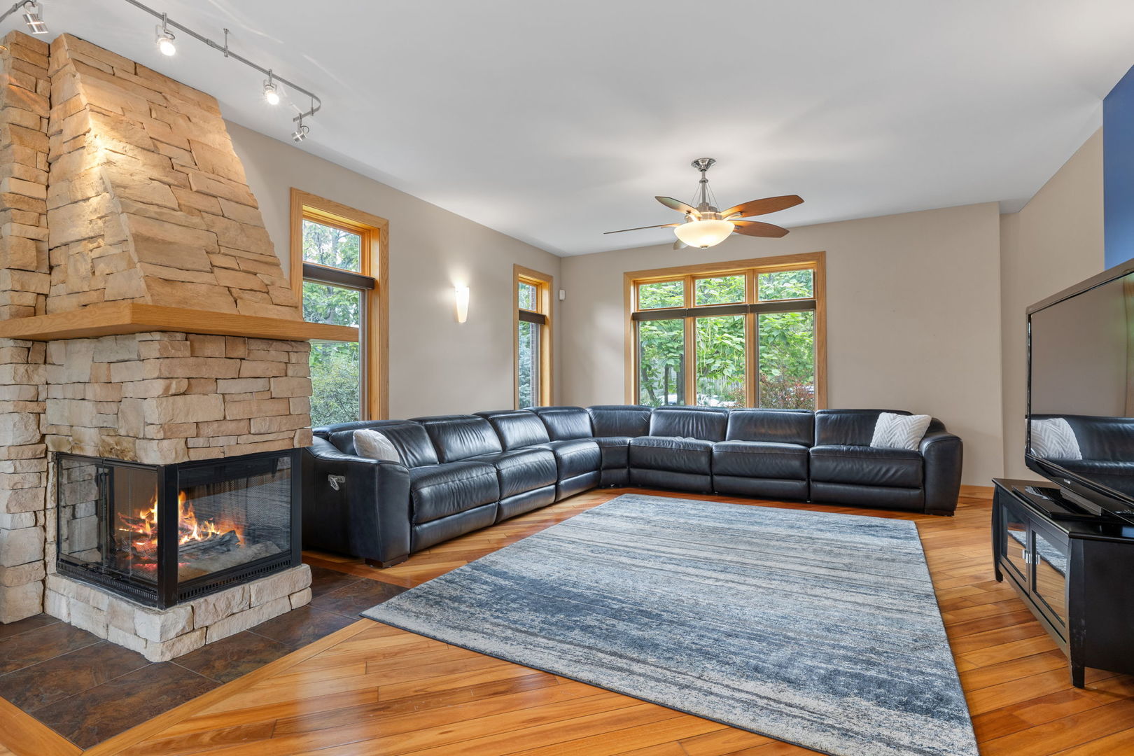 5546 Laurel Avenue, La Grange Highlands, IL 60525