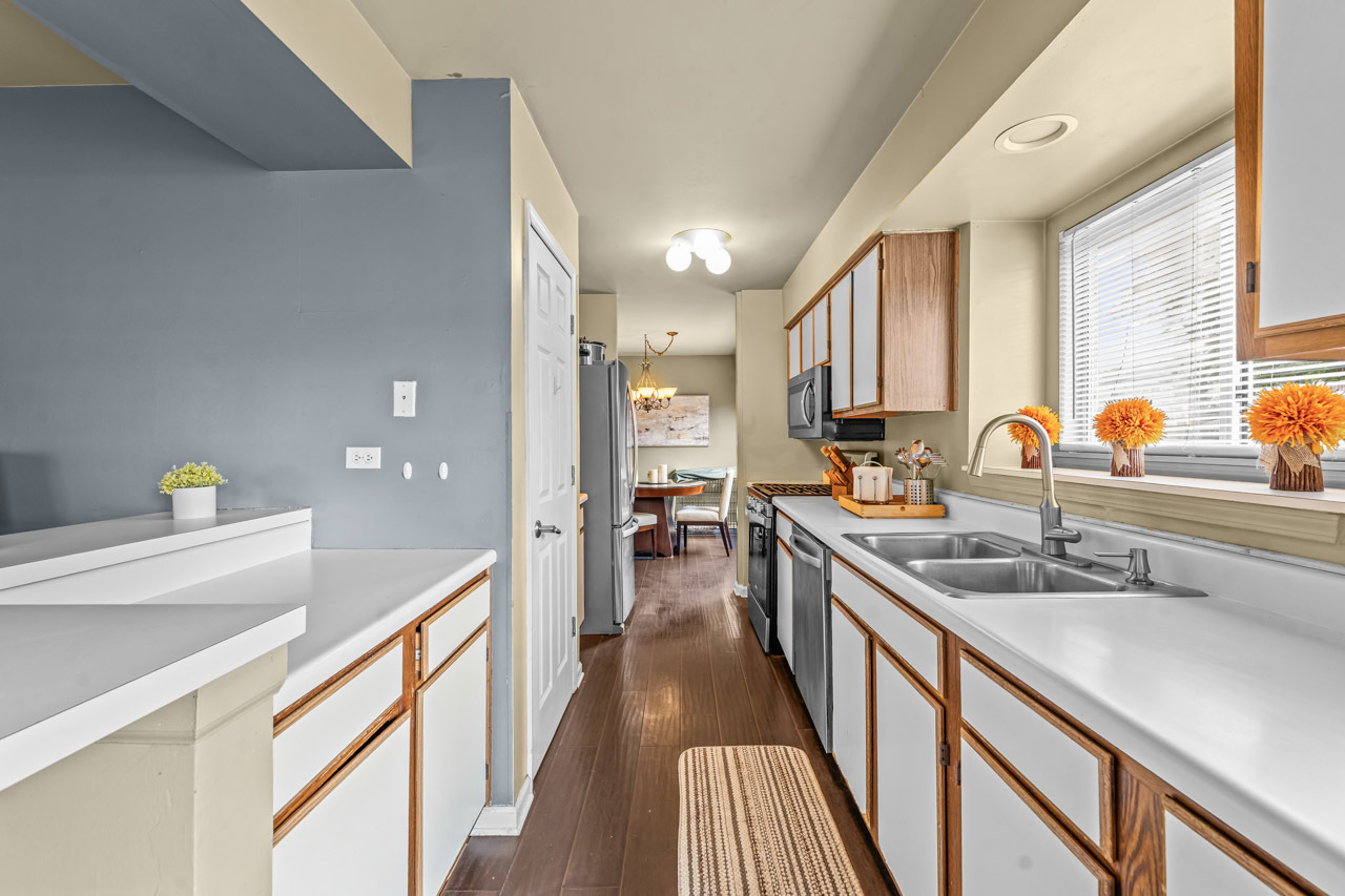 1861 Grosse Pointe Circle, Hanover Park, IL 60133