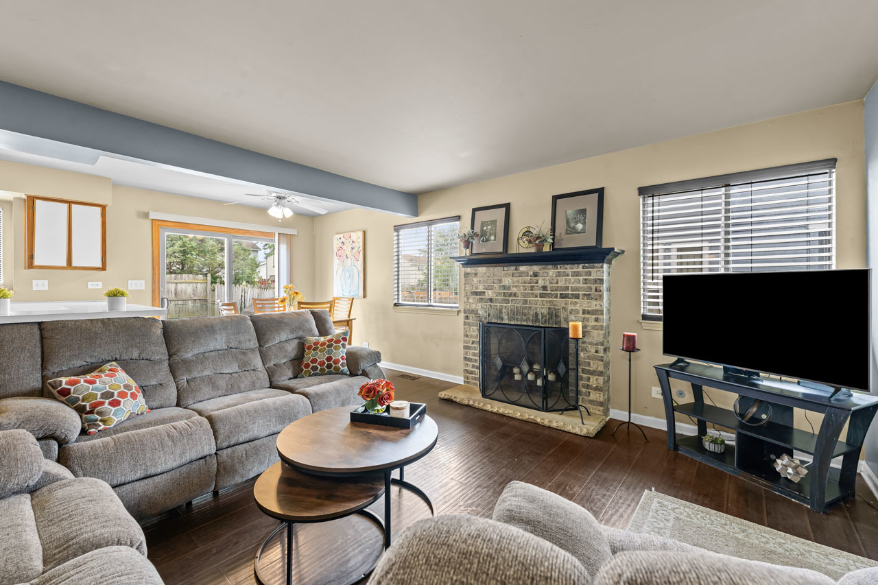 1861 Grosse Pointe Circle, Hanover Park, IL 60133