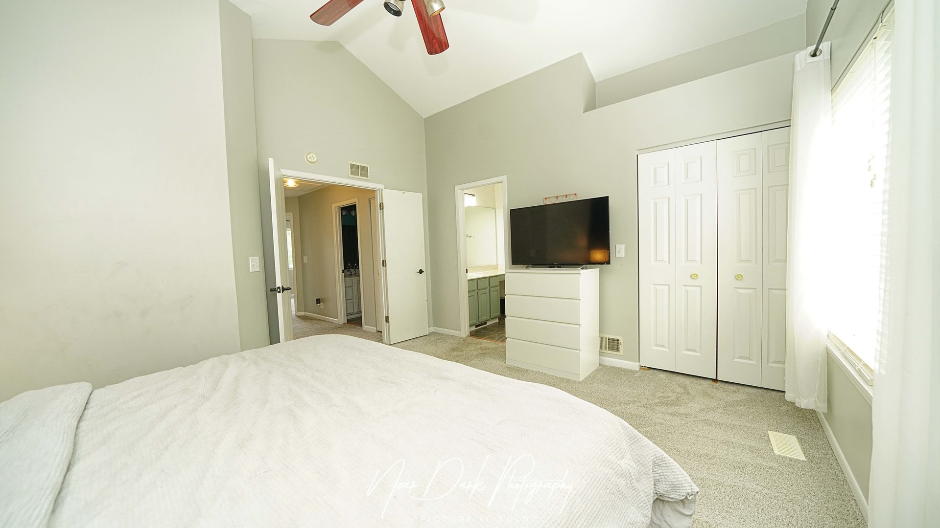 681 E Peachtree Lane, Round Lake Beach, IL 60073