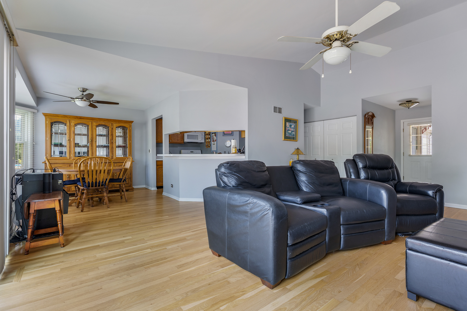 911 Royal Glen Lane, Carol Stream, IL 60188