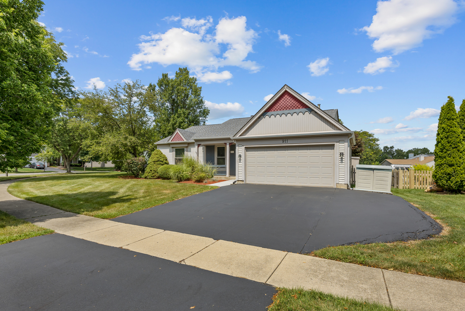 911 Royal Glen Lane, Carol Stream, IL 60188