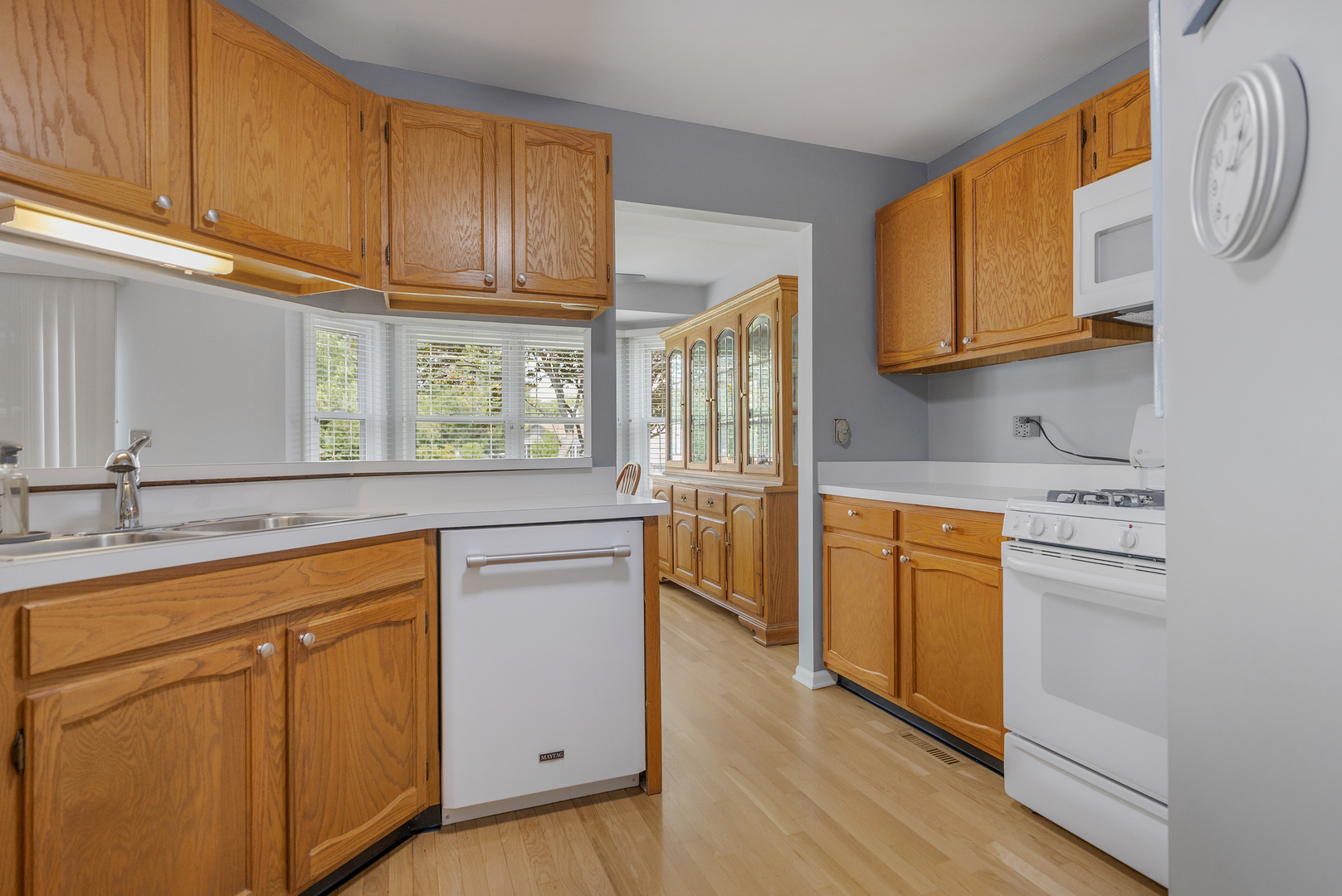 911 Royal Glen Lane, Carol Stream, IL 60188