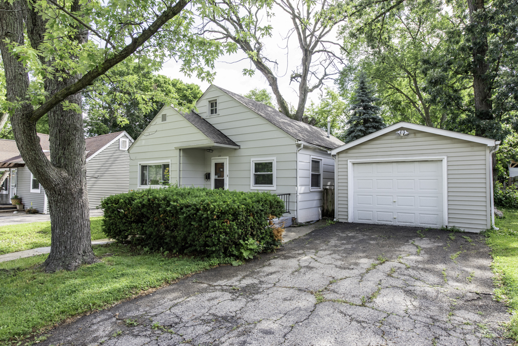 221 Kenwood Drive, Round Lake Park, IL 60073