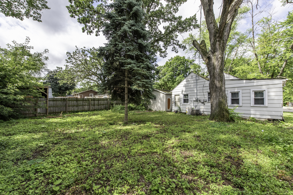 221 Kenwood Drive, Round Lake Park, IL 60073