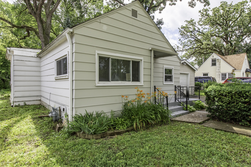 221 Kenwood Drive, Round Lake Park, IL 60073