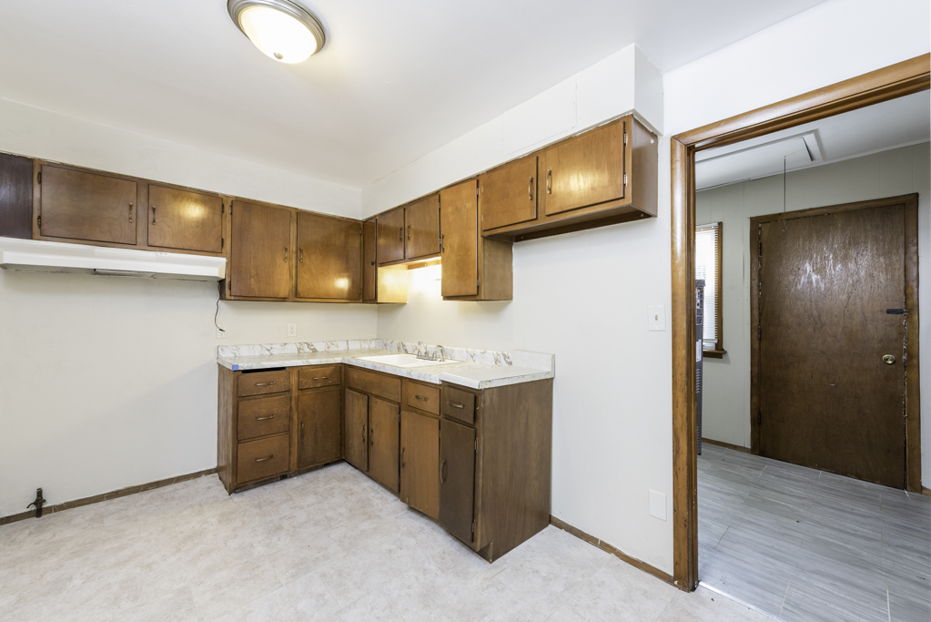 221 Kenwood Drive, Round Lake Park, IL 60073